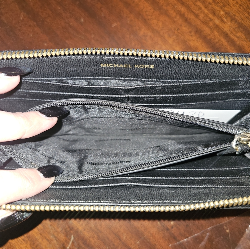 Michael Kors Wallet in black zippy wallet - Picture 8 of 9